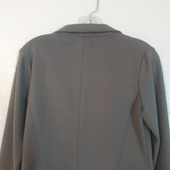 Have women's size M gray blazer - Picture 6 of 14